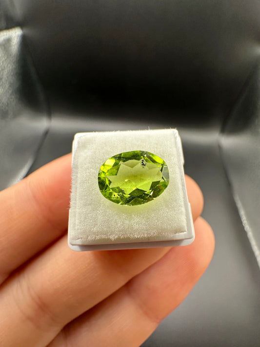 1.7ct. OVAL CUT PERIDOT