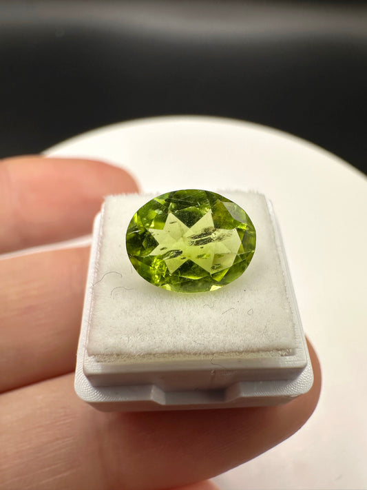 2.25ct. OVAL CUT PERIDOT